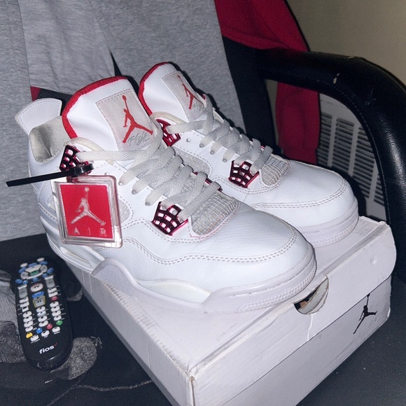 Jordan 4 metallic red main image 4